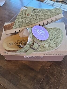 Plakton Size 7 Women's Sage Green Textured Slip-On Clogs NEW
